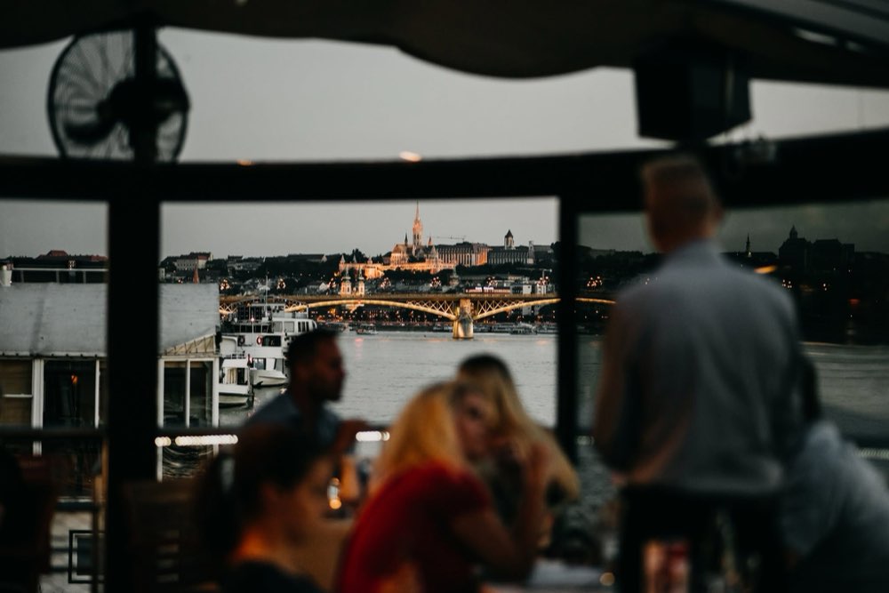Kilátás a fedélzetről a Margit hídra alkonyatkor
